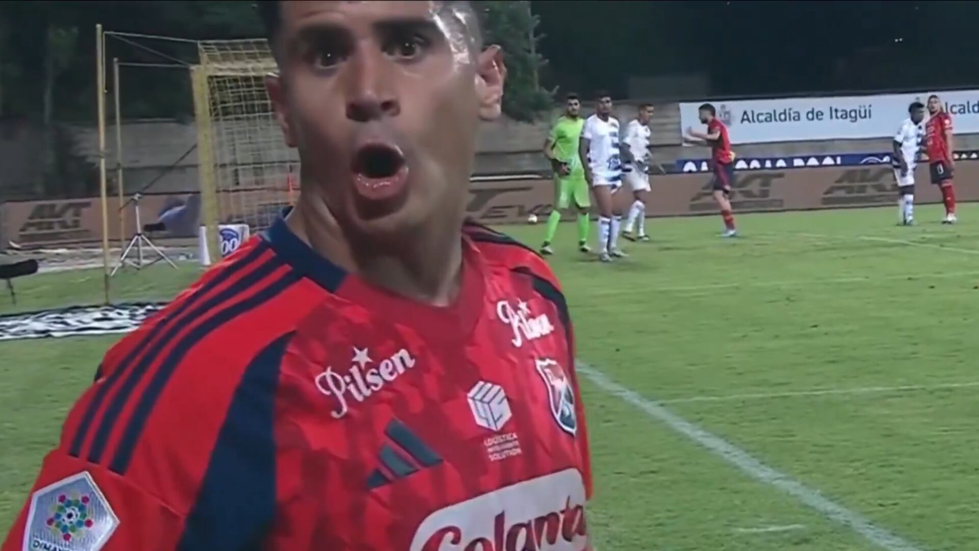 Daniel Cataño ‘rompió la cuarta pared’ en pleno partido del Medellín, pero le salió mal