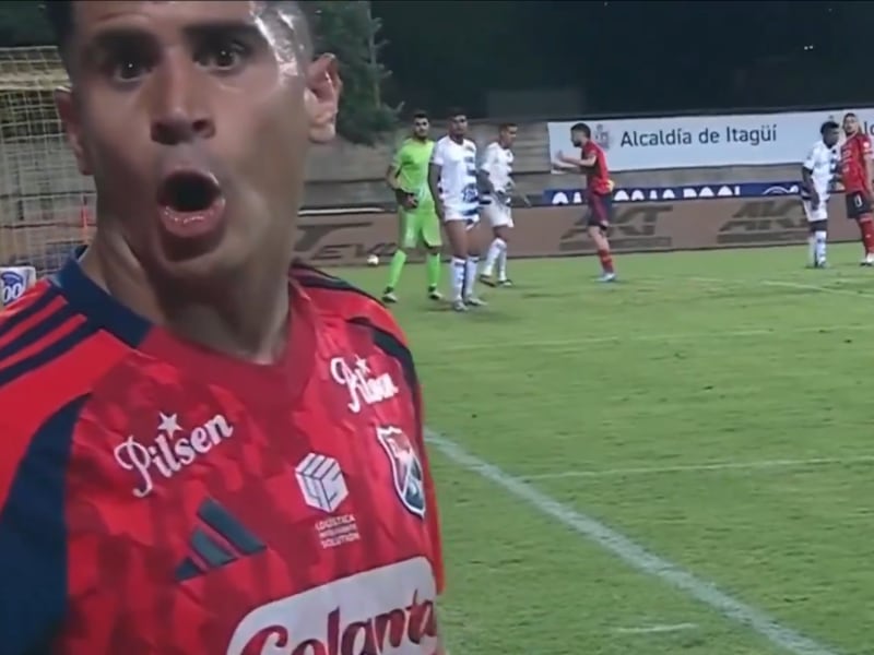 Daniel Cataño ‘rompió la cuarta pared’ en pleno partido del Medellín, pero le salió mal