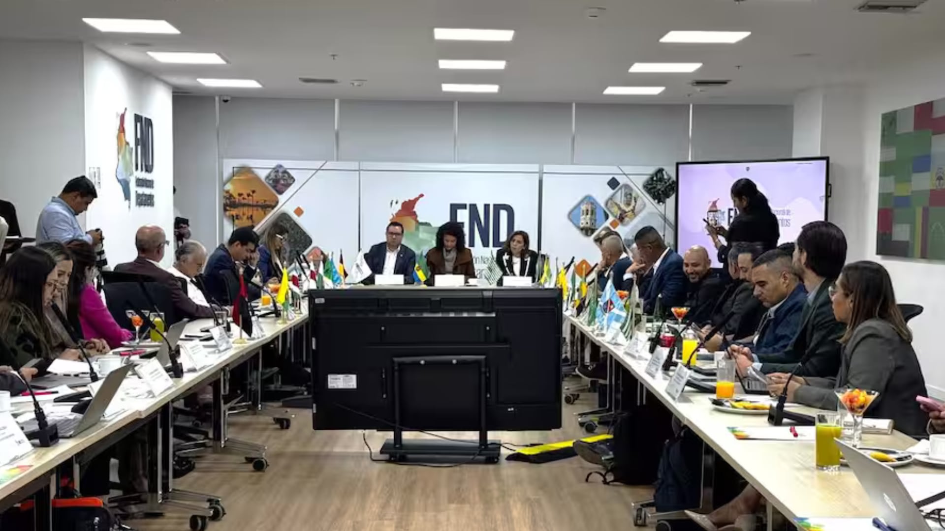 Reunión de gobernadores en la Federación Nacional de Departamentos.