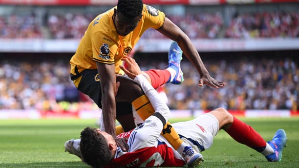 Amargo debut en Premier League para Yerson Mosquera: le metió tremendo ‘golpazo’ a un rival