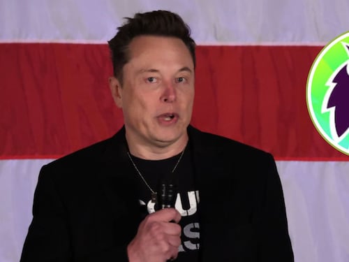 Elon Musk muestra deseos de comprar a legendario equipo de la Premier League