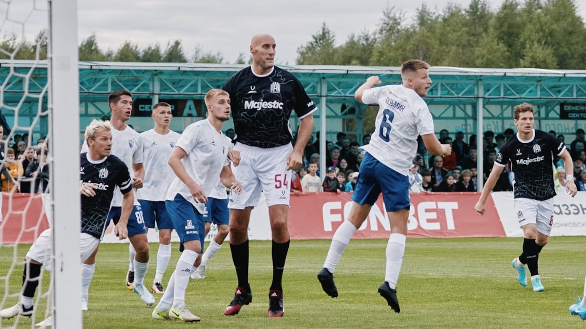 Pavel Podkolzin pasó de la NBA al fútbol y ahora es el futbolista más alto de la historia