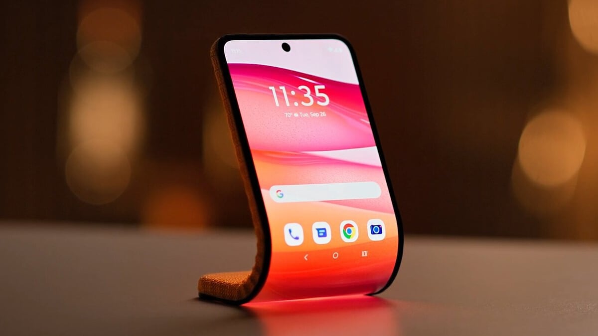 Motorola muestra otro concepto de un smartphone con pantalla plegable que es capaz de doblarse como brazalete en la muñeca.
