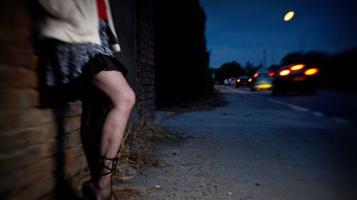 Mujeres colombianas son engañadas con promesas falsas de trabajo y terminan prostituidas.