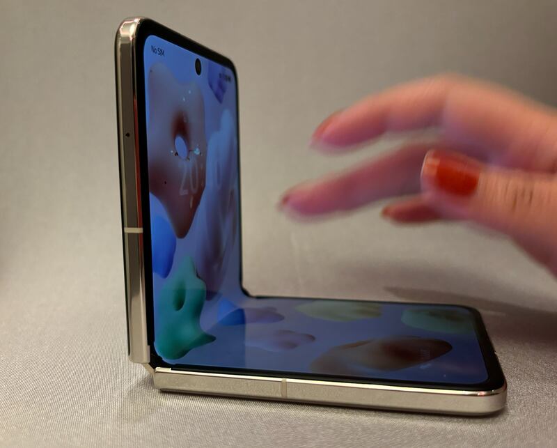 HONOR Magic V Flip es el primer plegable de tipo flip de la compañía. Después de tres generaciones de plegables fold,