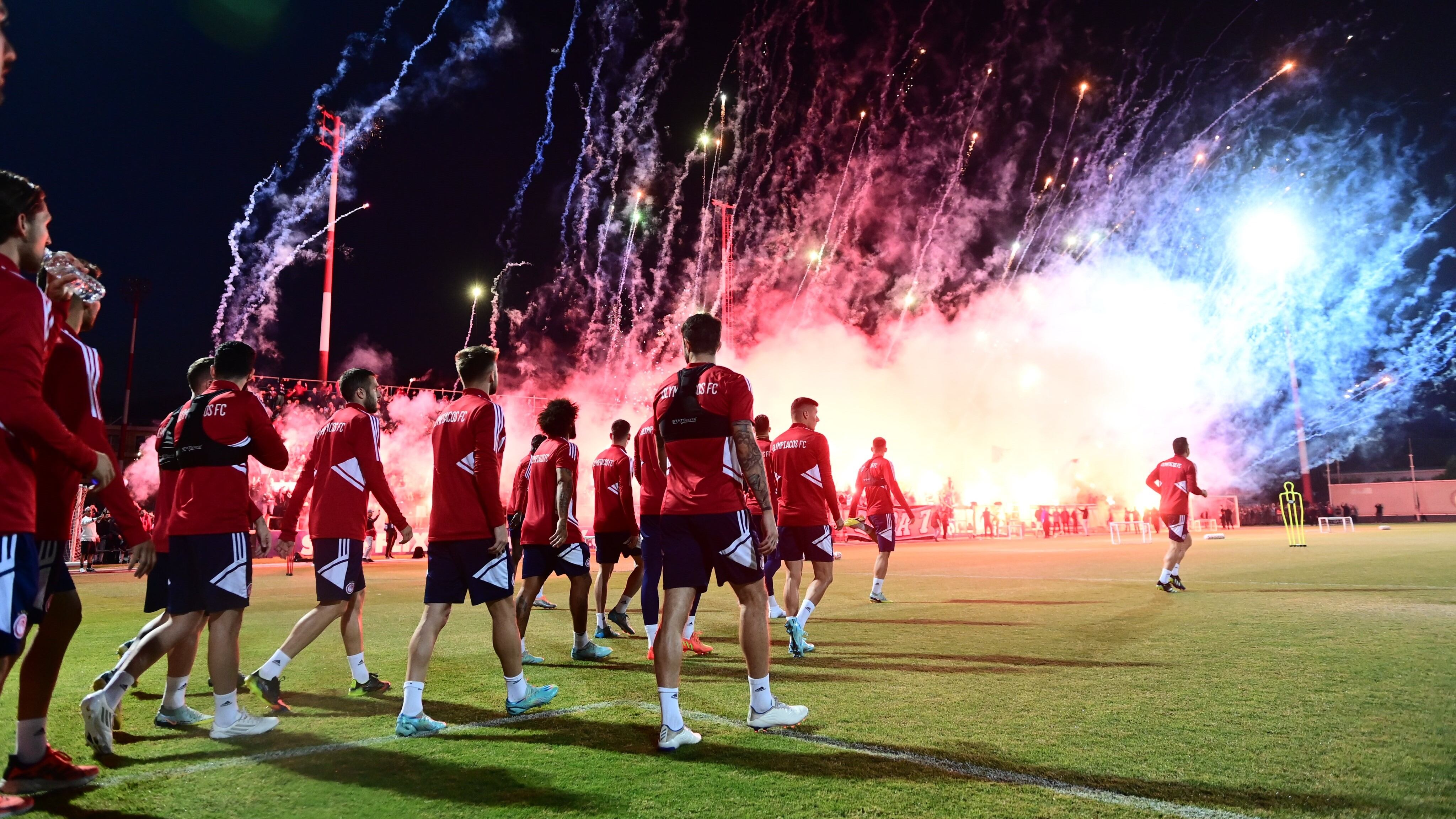 Afición y jugadores de Olympiacos