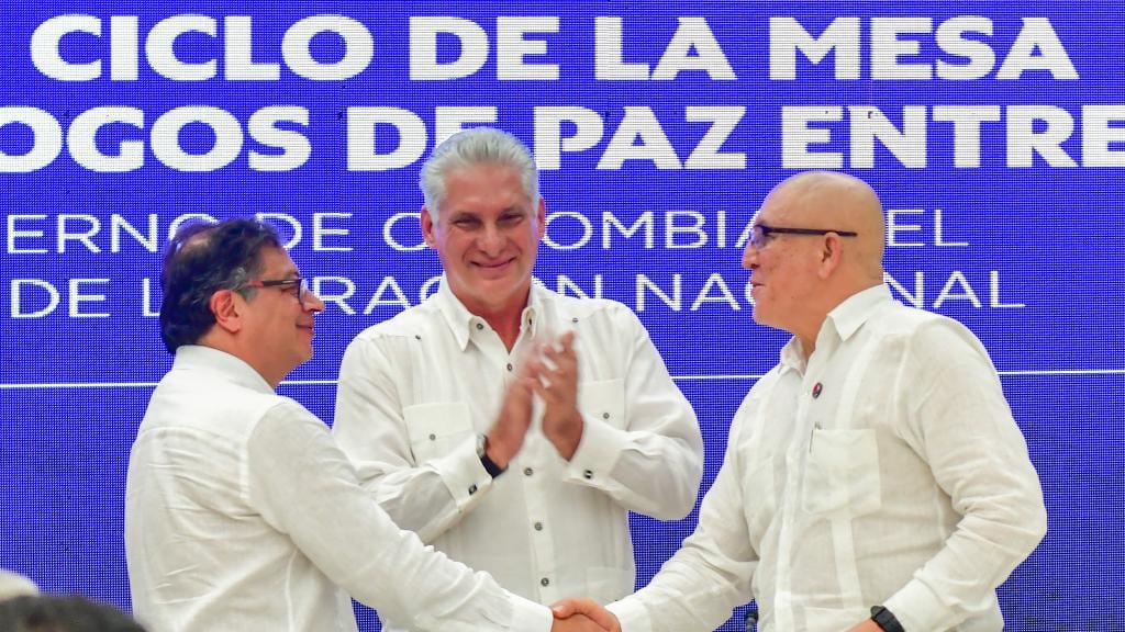 La foto del estrechón de manos entre Petro y Antonio García del Eln para dar inicio al cese al fuego el 3 de agosto