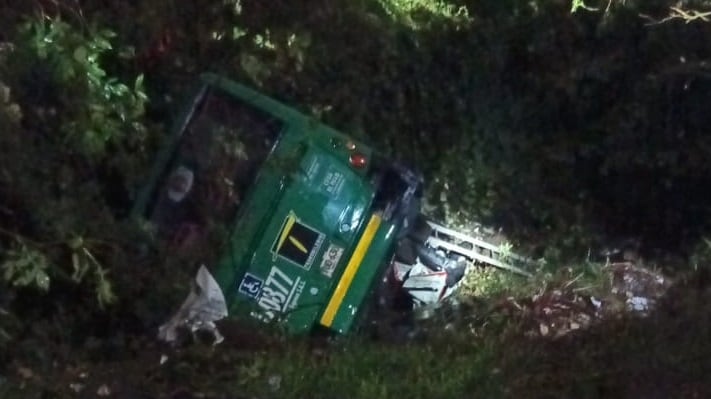 Foto bus alimentador y camioneta se volcaron en aparatoso accidente en Bogotá: investigan las causas.