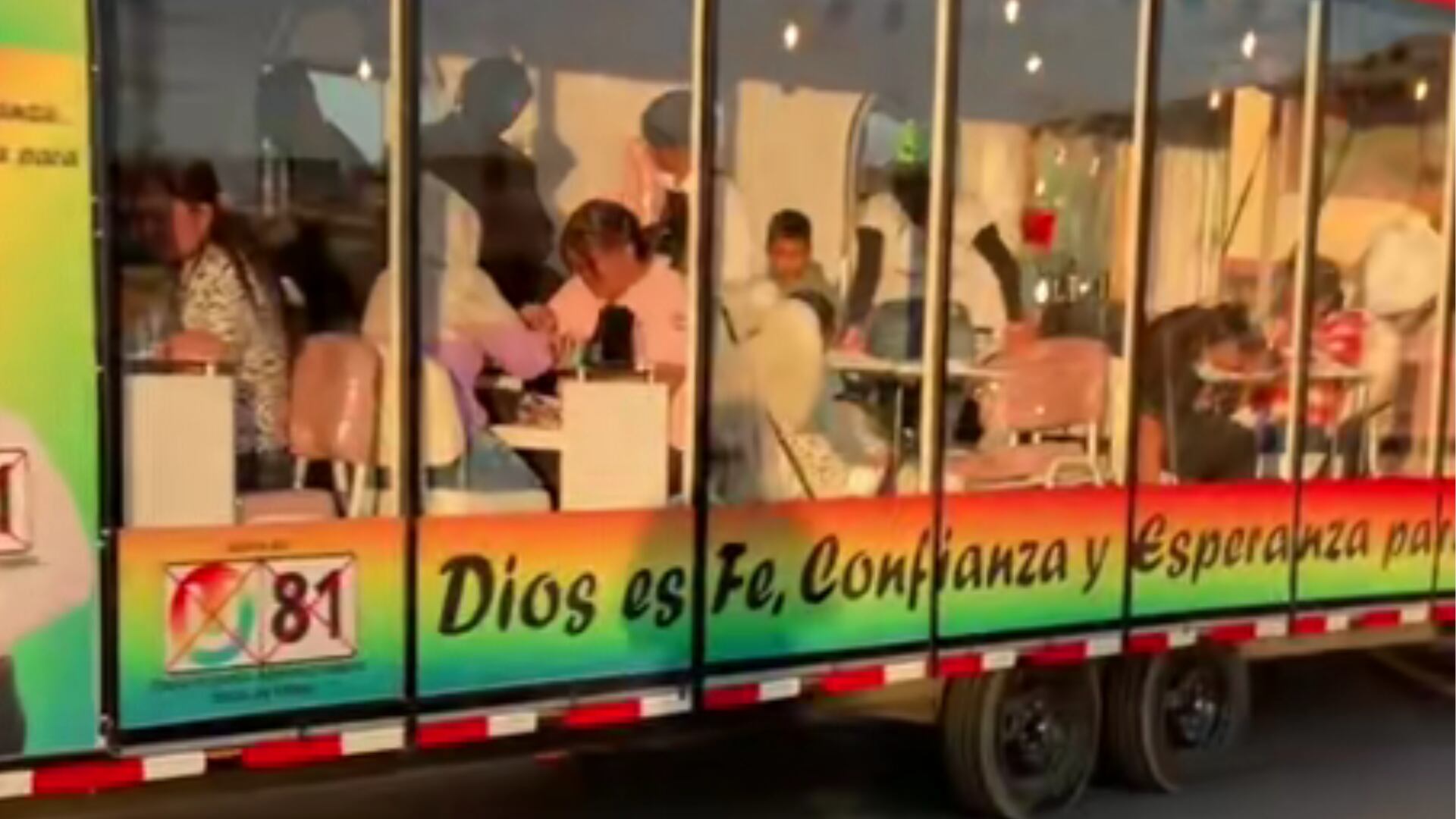 Candidato a Edil reparte manicuras en la localidad de Usme en Bogotá