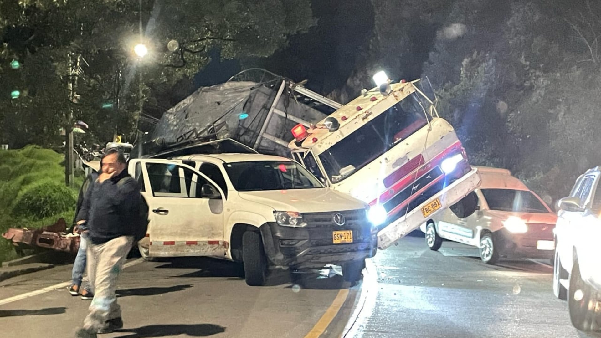Grave accidente de tránsito en Chapinero: un camión se volcó en plena vía Bogotá - La Calera