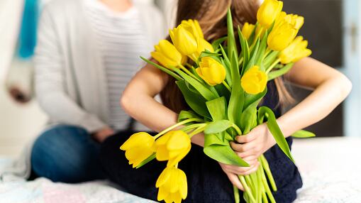 Por qué se regalan flores amarillas en septiembre