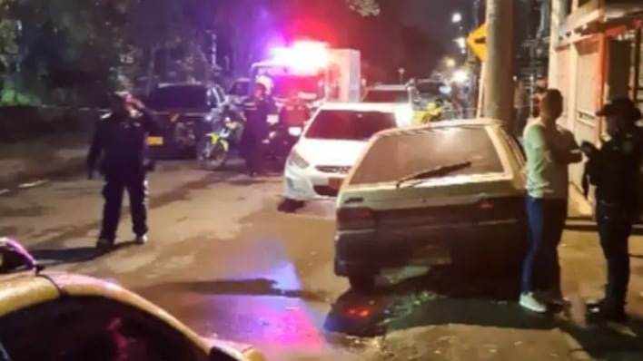 Foto del lugar donde dos policías terminaron muertos tras atentado con explosivos en Cali en medio del paro armado del ELN.