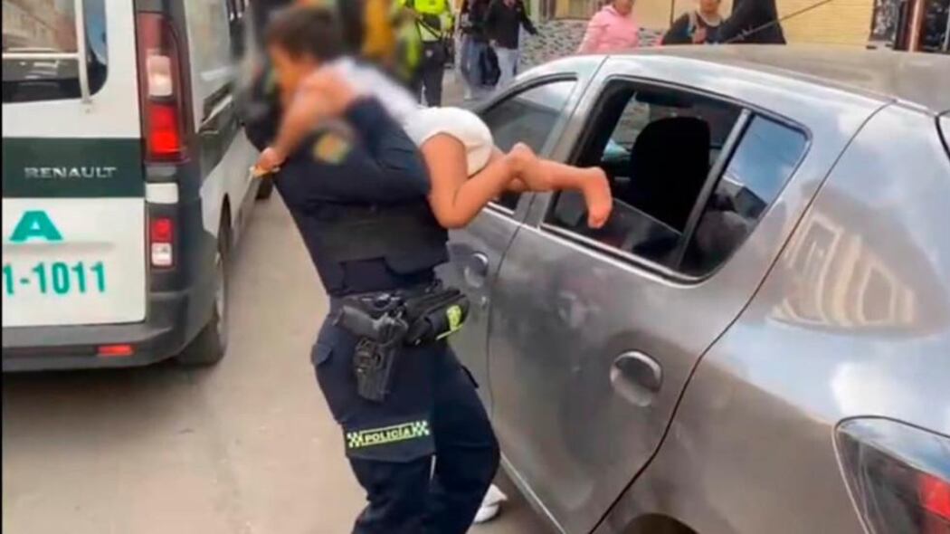 Policía de Bogotá rescató a un bebé de dos años que estaba abandonado en un carro.