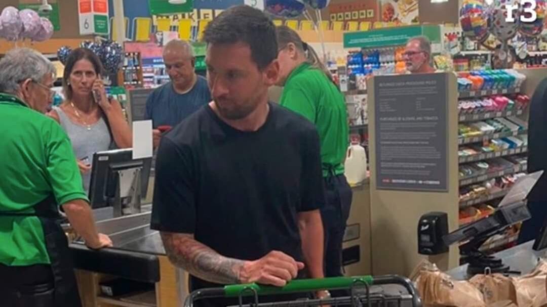 Lionel Messi haciendo compras
