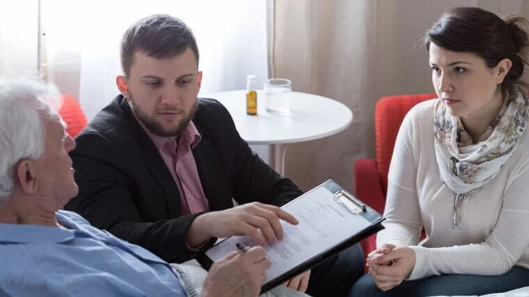 Como hijo adoptivo, ¿pueden embargar su sueldo si no paga la cuota alimentaria de sus padres biológicos?