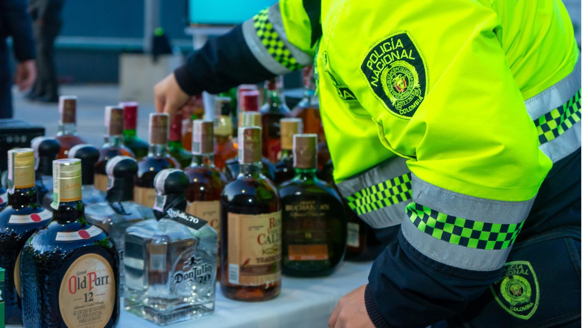 La Policía de Bogotá incautó más de 2.000 botellas de licor adulterado en medio de un operativo
