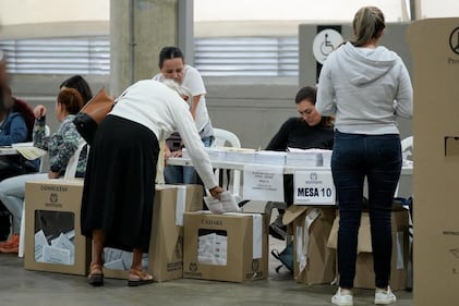 Imágenes de la jornada electoral en Antioquia: ciudadanos votando, jurados de mesa, puestos de votación y el conteo de votos al cierre de las urnas.