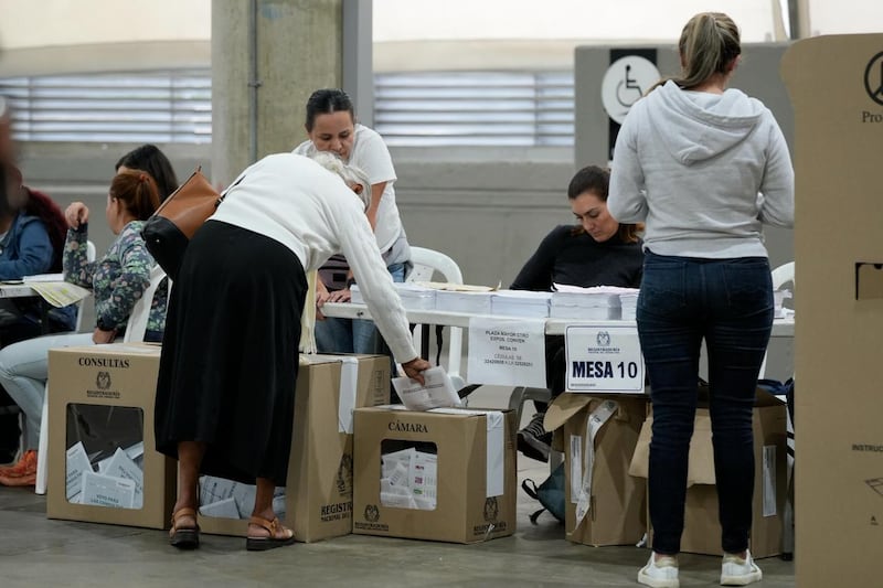 Imágenes de la jornada electoral en Antioquia: ciudadanos votando, jurados de mesa, puestos de votación y el conteo de votos al cierre de las urnas.