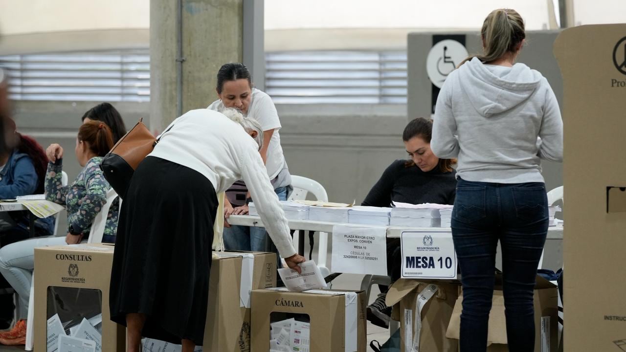 Imágenes de la jornada electoral en Antioquia: ciudadanos votando, jurados de mesa, puestos de votación y el conteo de votos al cierre de las urnas.