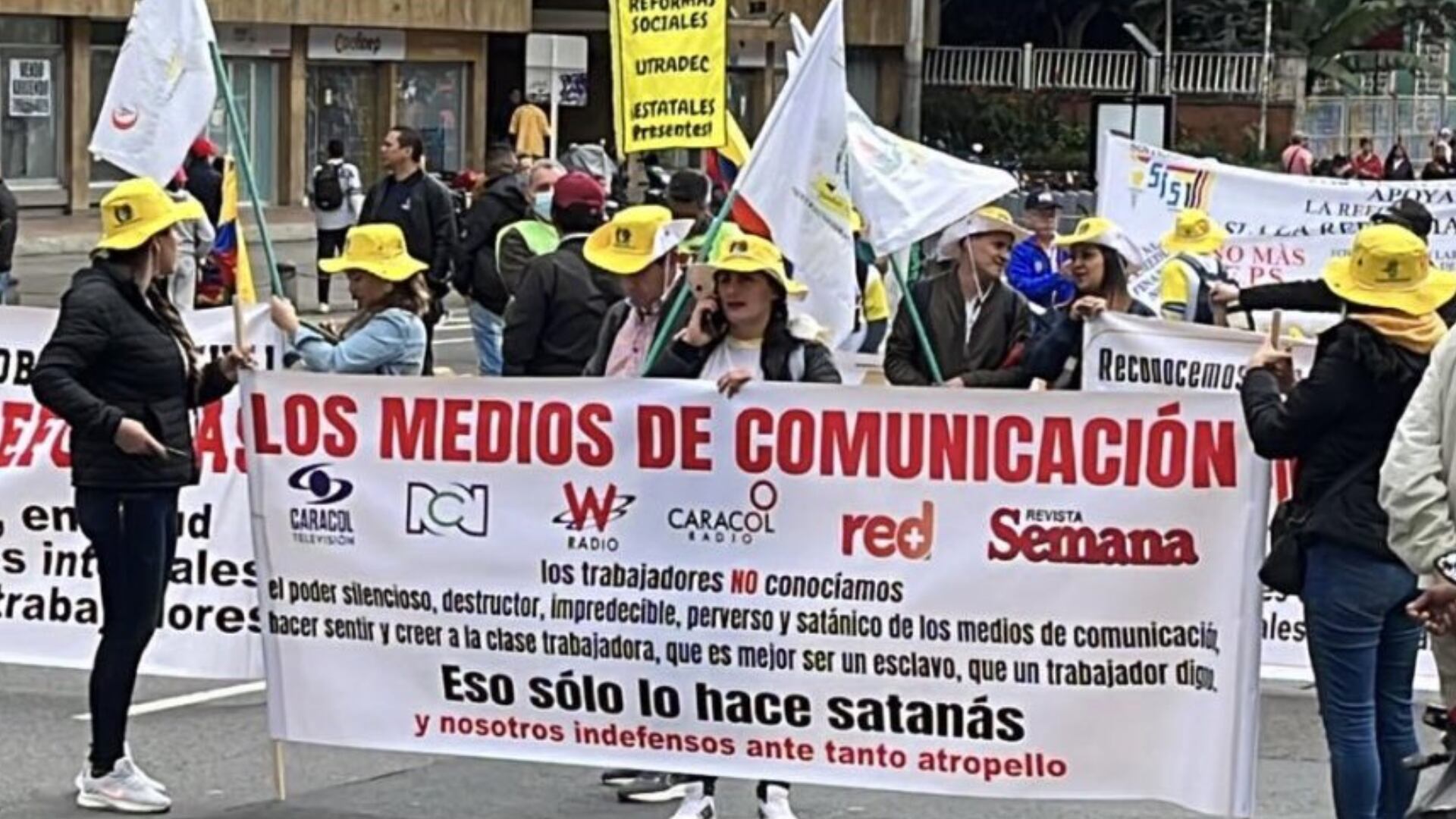 Seguidores de Petro marcharon con pancartas contra medios y el presidente avivó la indignación