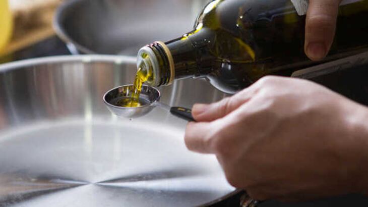 El plan de alimentación de Harvard insta a usar aceites saludables para cocinar.
