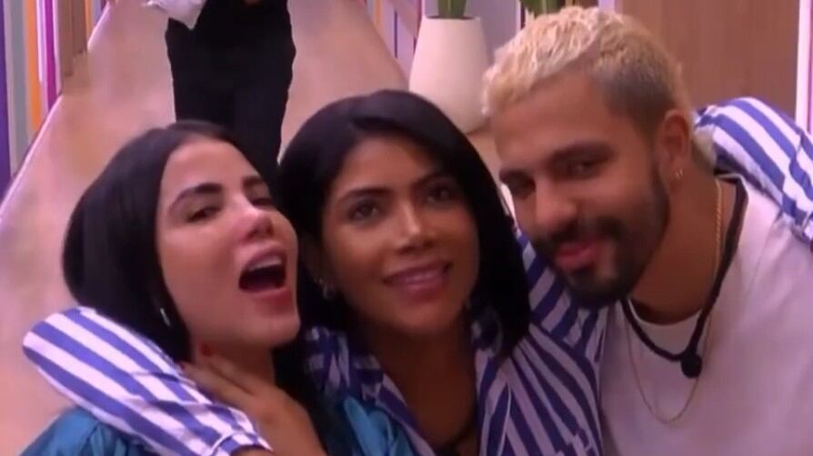 Beso de tres entre Karina, La Toxi y Altafulla en 'La casa de los famosos Colombia 2'