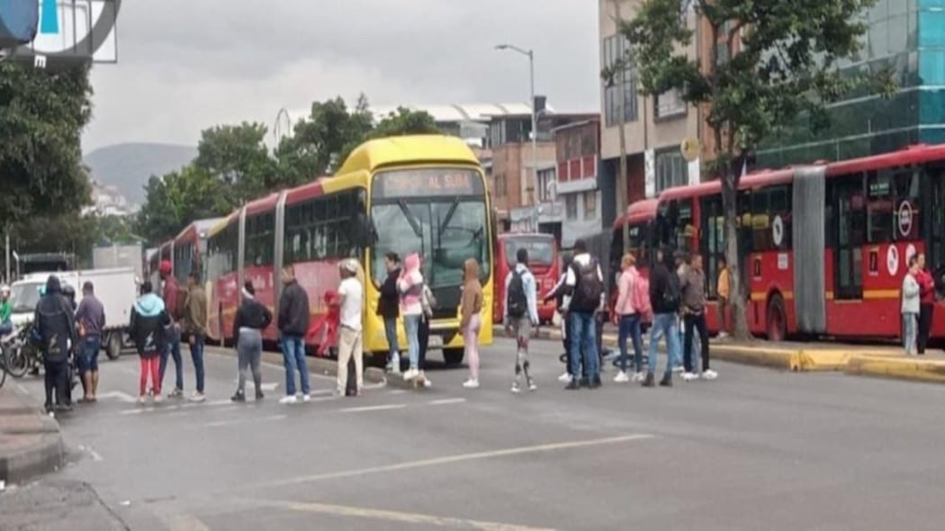 Manifestaciones en la Avenida Primero de Mayo, afectan la movilidad en Bogotá.