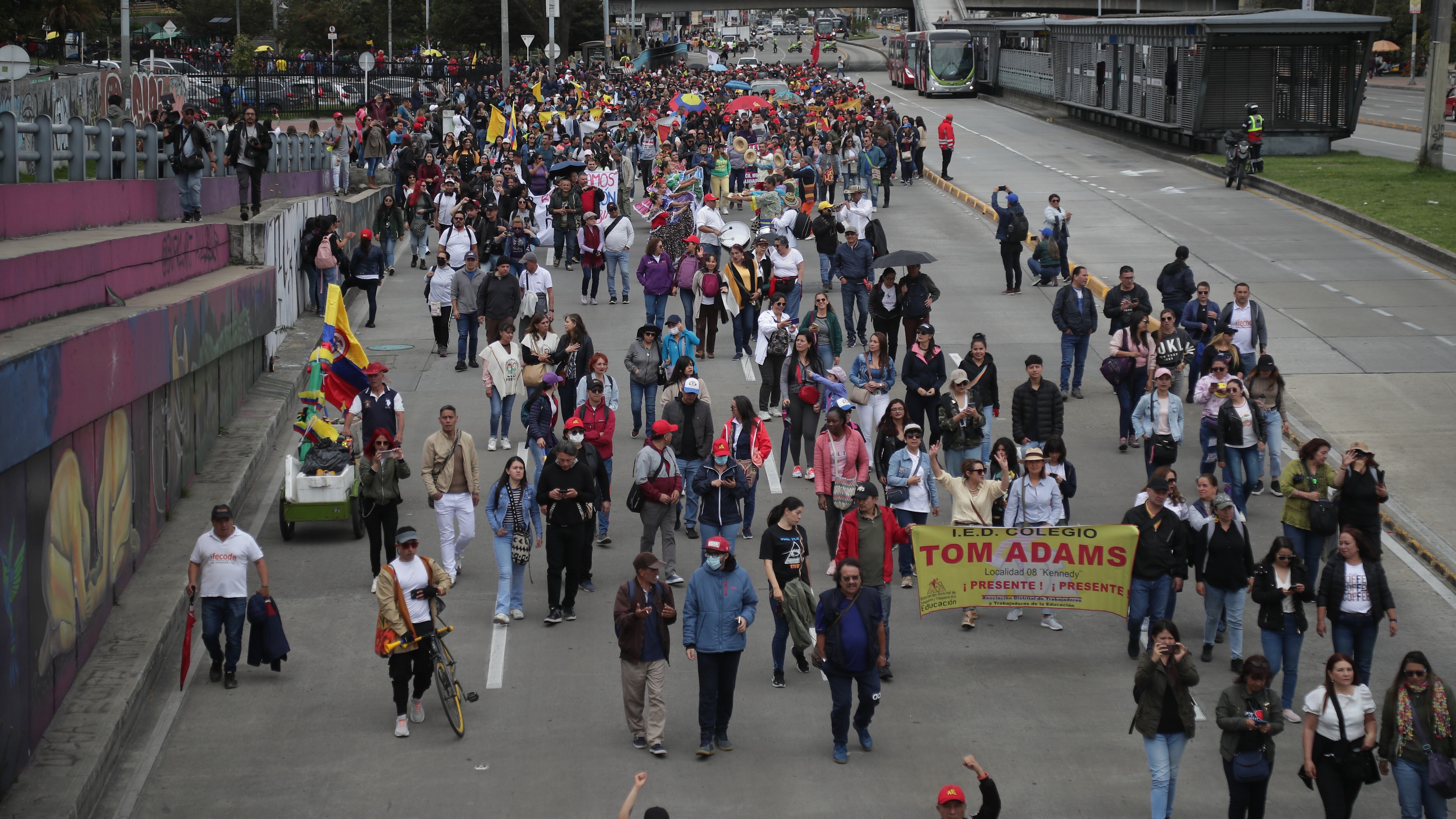 Marcha de profesores en el marco del Paro Nacional convocado por Fecode