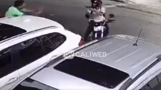 Un motoladrón intimidó a un ciudadano por robarle sus pertenencias en Cali.