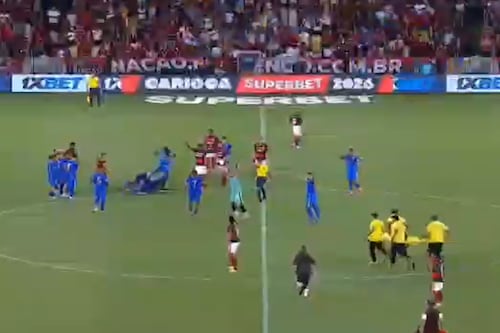 Terrible susto en Brasil: Futbolista se desmayó, convulsionó en pleno partido y se lo llevaron en ambulancia