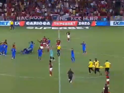 Terrible susto en Brasil: Futbolista se desmayó, convulsionó en pleno partido y se lo llevaron en ambulancia