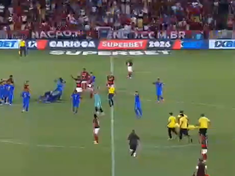 Terrible susto en Brasil: Futbolista se desmayó, convulsionó en pleno partido y se lo llevaron en ambulancia