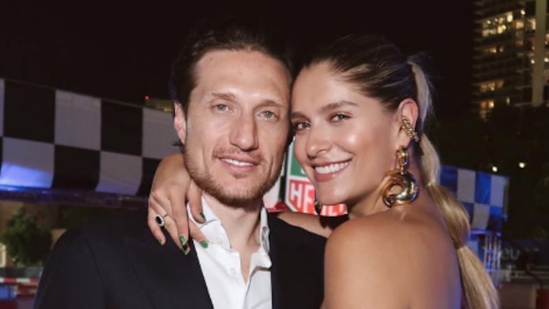 Laura Tobón mostró una foto de la infancia de su esposo y el parecido con su hijo es impresionante