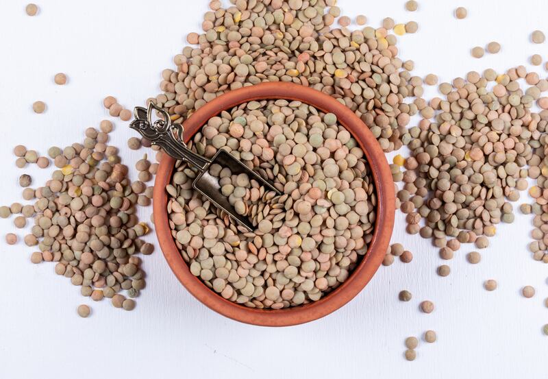 Intentar comer más vegetales y proteína de origen vegetal también puede hacernos más creativos en la cocina y hacernos buscar alimentos o ingredientes que de otro modo no tendríamos en consideración. Foto: Freepik.