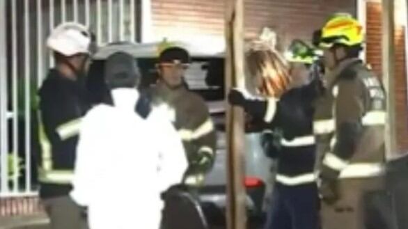 Bogotá: aparatoso accidente en Modelia, carro terminó dentro de una casa en Halloween.