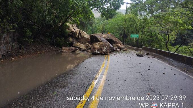 Derrumbe vía Bogotá - Girardot, sector nariz del diablo