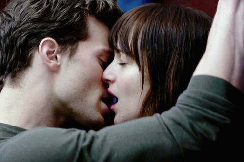 Detienen a hombre que recreaba ’50 sombras de Grey’ con menores de edad