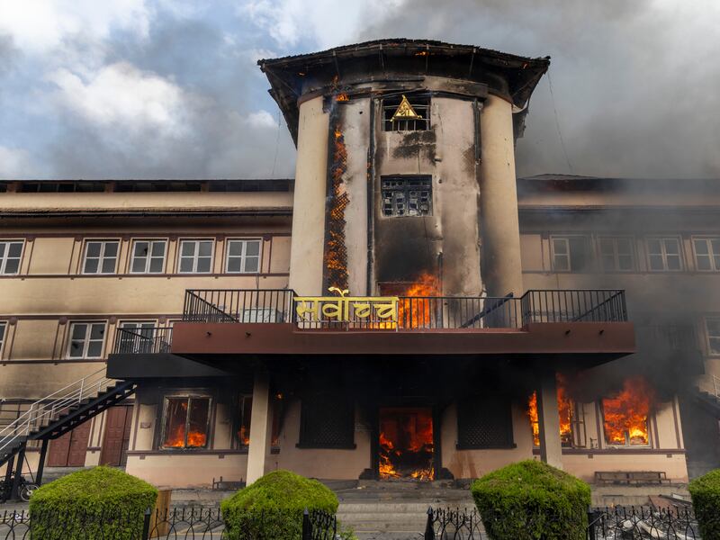 Por qué se desataron las protestas en Nepal que terminaron con la renuncia del primer ministro