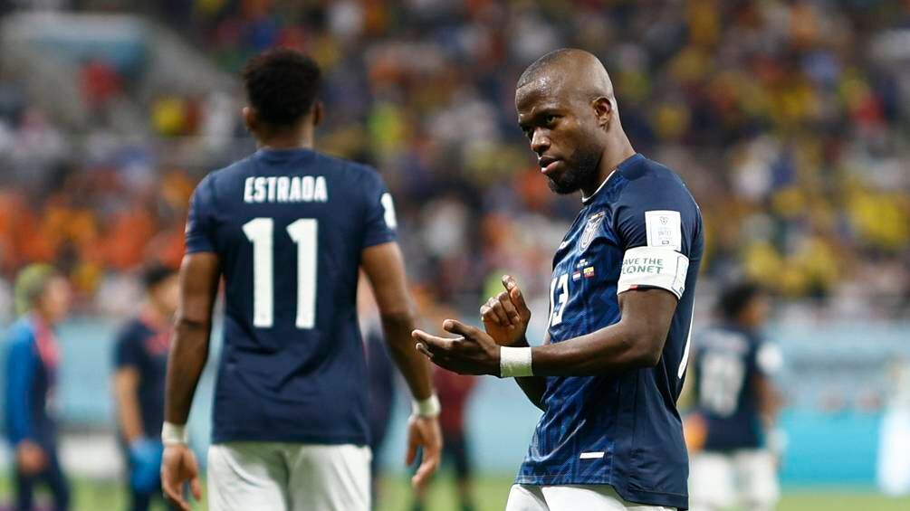 Enner Valencia salió de la cancha en camilla muy adolorido y con lágrimas