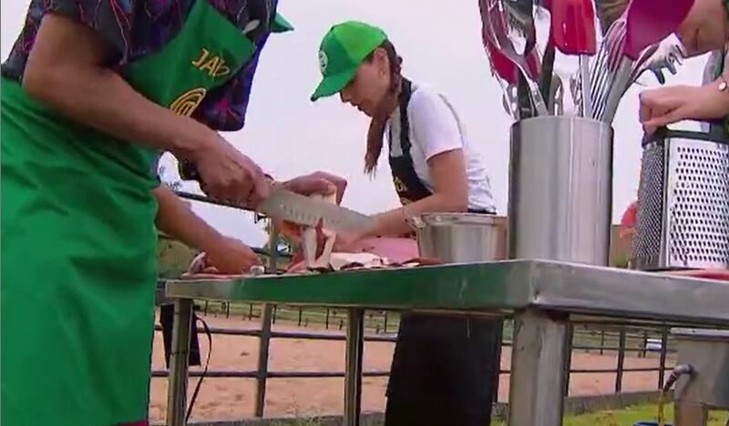 Adrián Parada no dejó pasar por alto la manera de Jairo Ordoñez de pelar yuca en el reto de campo de ‘MasterChef Celebrity Colombia'.