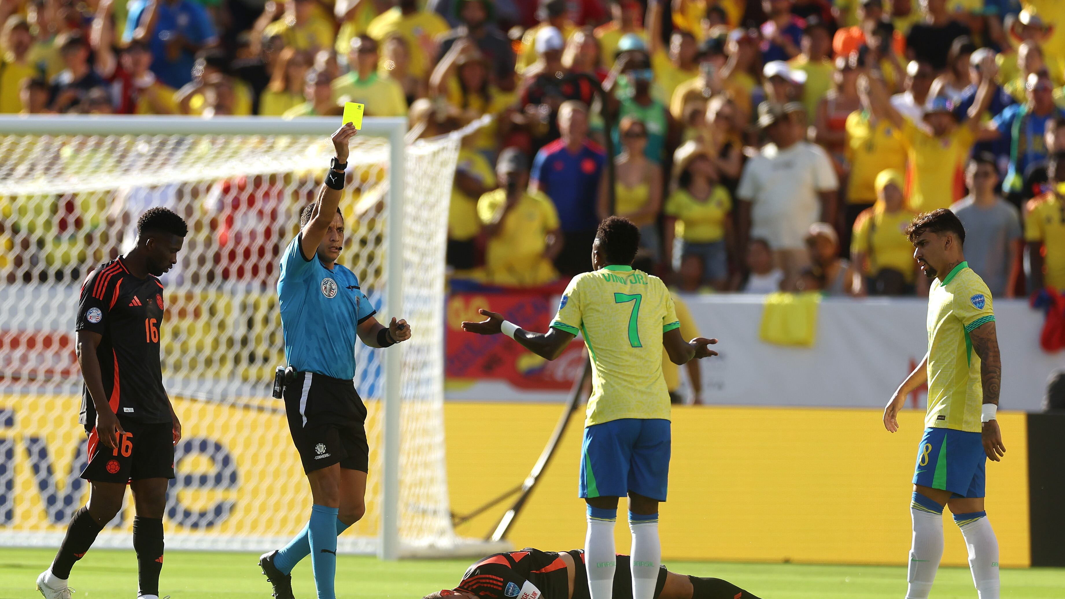 Vea el luijto de James a Vinicius jr