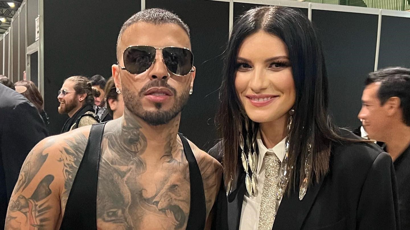 Hace un año Rauw Alejandro homenajeó a Laura Pausini con una versión de ‘Se Fue’ y ahora está incluida en su álbum ‘Cosa Nuestra’.