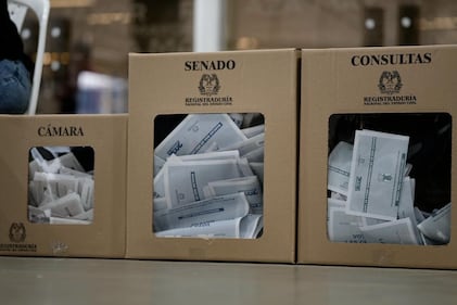 Imágenes de la jornada electoral en Antioquia: ciudadanos votando, jurados de mesa, puestos de votación y el conteo de votos al cierre de las urnas.