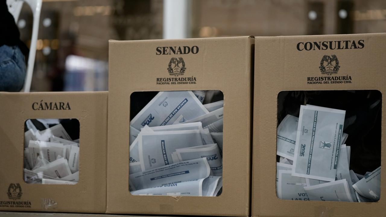 Imágenes de la jornada electoral en Antioquia: ciudadanos votando, jurados de mesa, puestos de votación y el conteo de votos al cierre de las urnas.