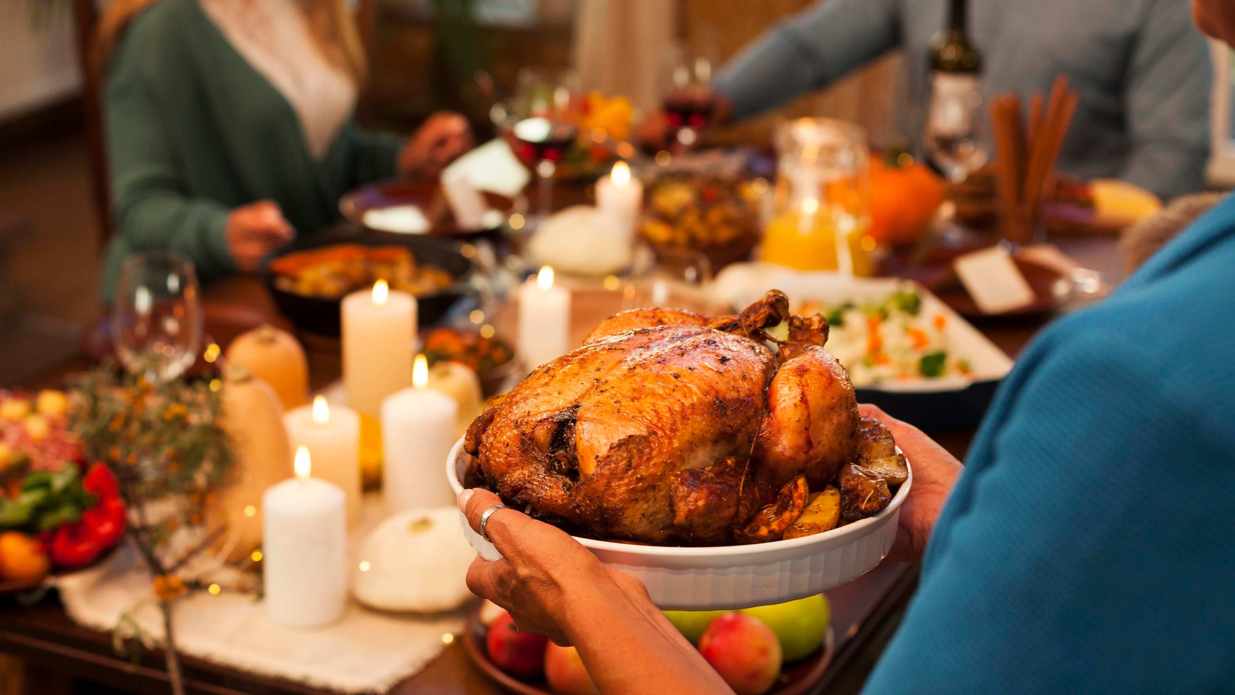 Celebrado principalmente en Estados Unidos y Canadá, Acción de Gracias, o Thanksgiving, tiene sus raíces en los primeros colonos británicos que llegaron a Norteamérica y su difícil adaptación. Foto: Freepik.