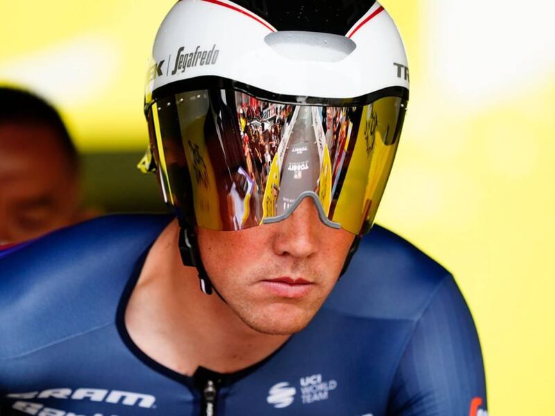 Ciclista estuvo ‘a nada’ de chocar contra el carro de su equipo en el Tour de Francia