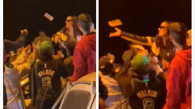 La influenciadora Valentina Gómez lanza billetes de 50 mil pesos en vía pública.