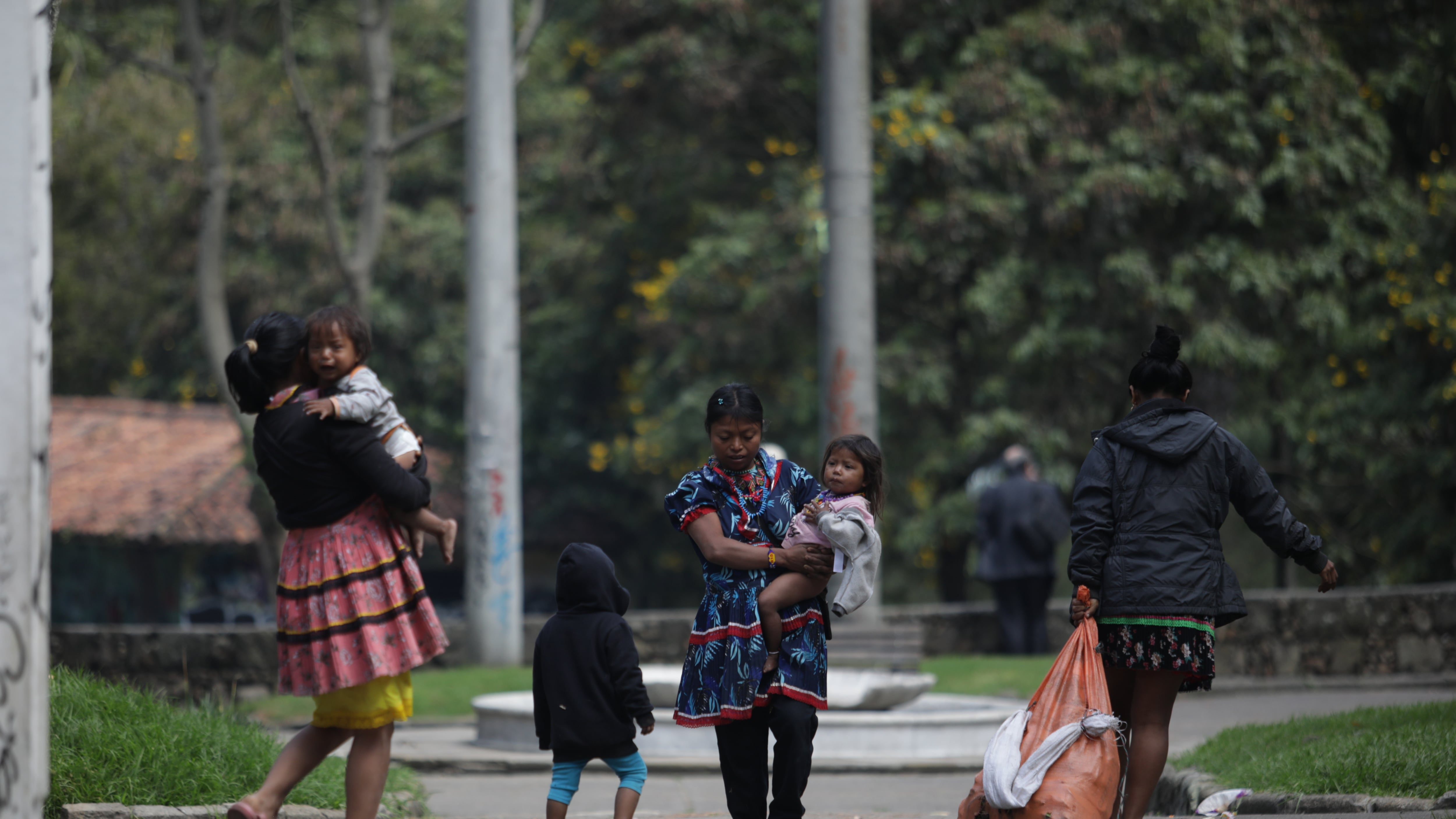 Indígenas Embera, provenientes del Chocó, acampan en el Parque Nacional de Bogotá