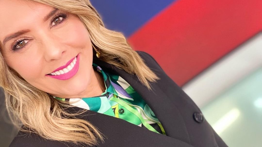 Una blusa en color oscuro con una sonrisa plena y las ganas de hacer periodismo fueron suficientes para Mónica Rodríguez.