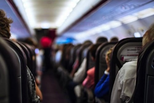 Sufre desagradable percance en avión y revela imagen que horrorizó a las redes sociales